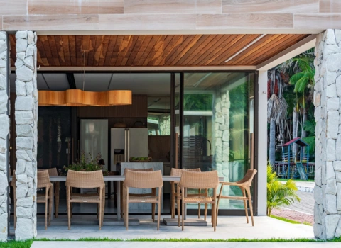 Leveza, funcionalidade e elegância: a assinatura da arquiteta Nadya Delgado - Roll Door Company