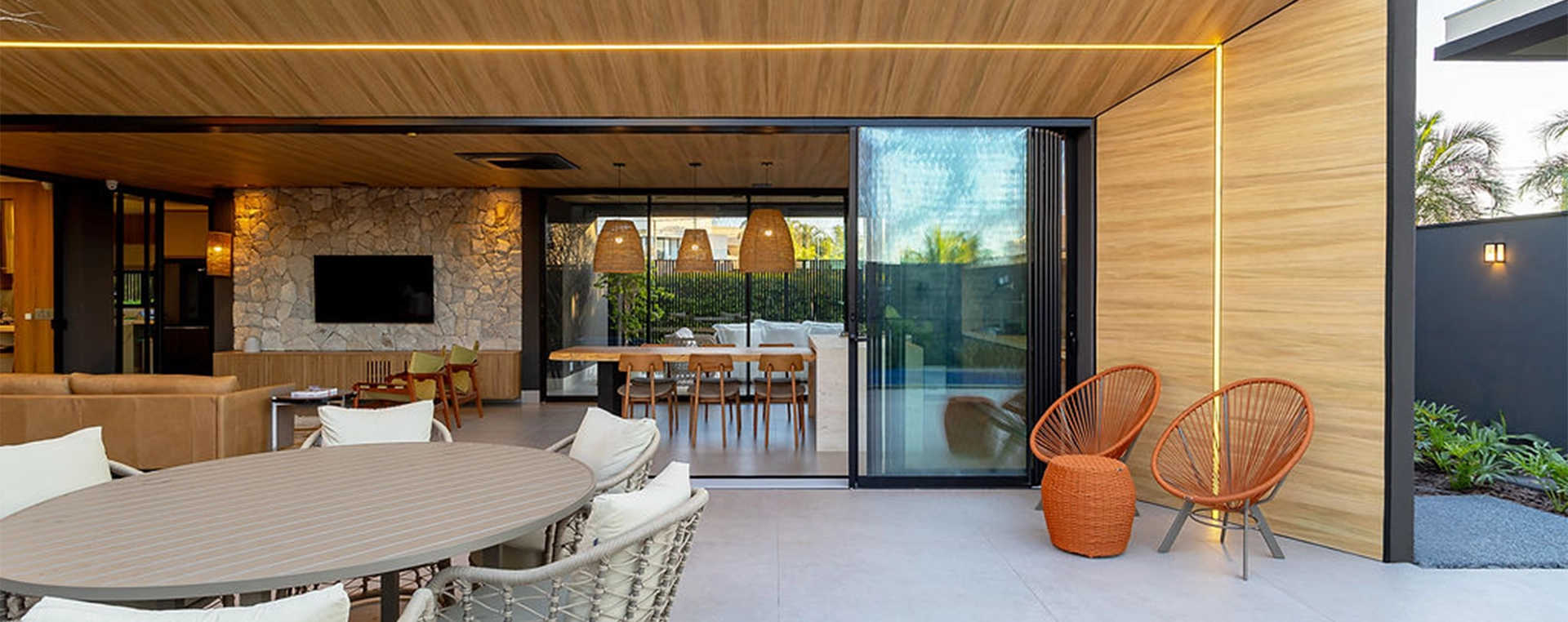 Residência contemporânea valoriza integração e leveza com Roll Door Lite - Roll Door Company