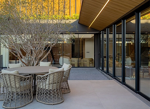 Residência contemporânea valoriza integração e leveza com Roll Door Lite - Roll Door Company