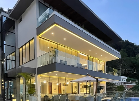 Funcionalidade, beleza e confiança: os pilares da arquitetura de Sandro Gomide - Roll Door Company