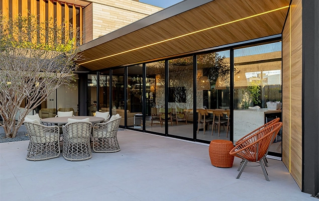 Residência contemporânea valoriza integração e leveza com Roll Door Lite - Roll Door Company