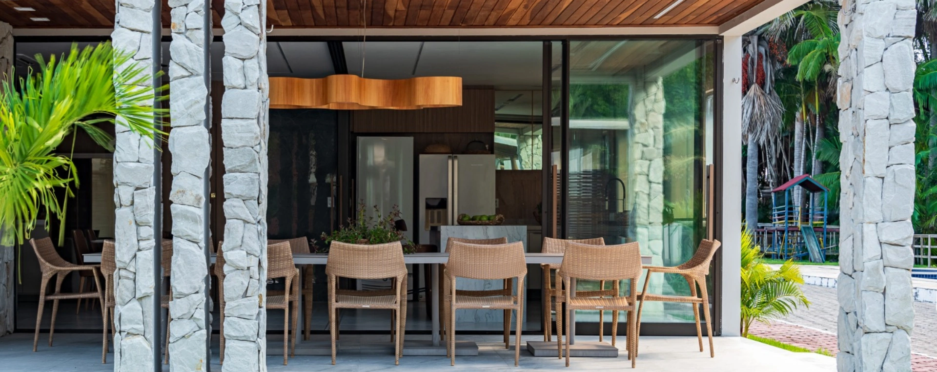 Leveza, funcionalidade e elegância: a assinatura da arquiteta Nadya Delgado - Roll Door Company