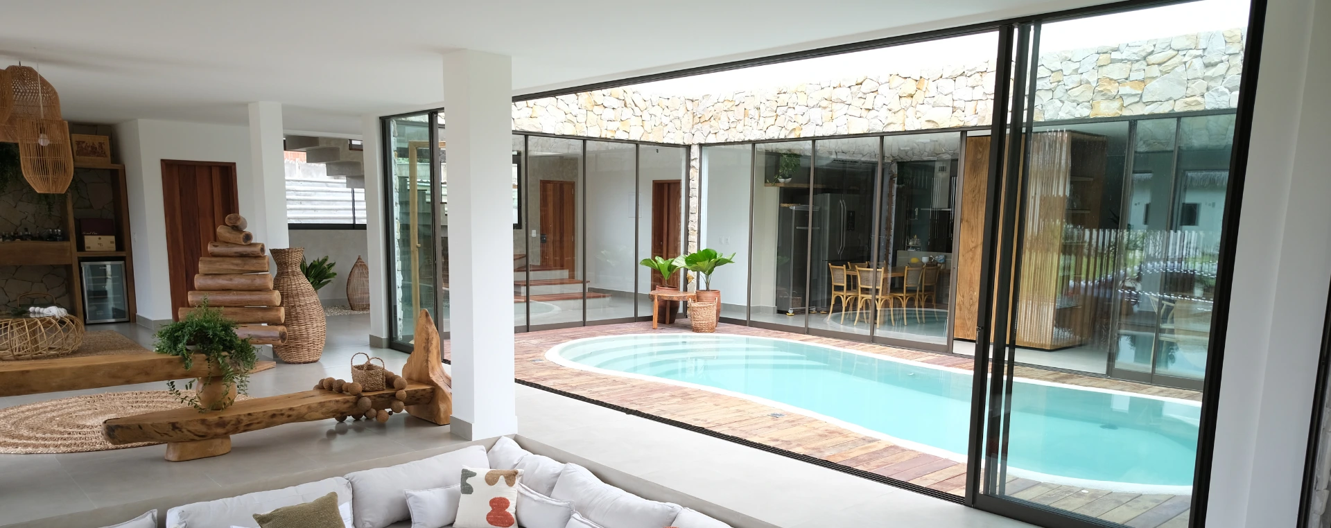 Harmonia, exclusividade e sofisticação: a arquitetura sensível de Maria Mourão - Roll Door Company