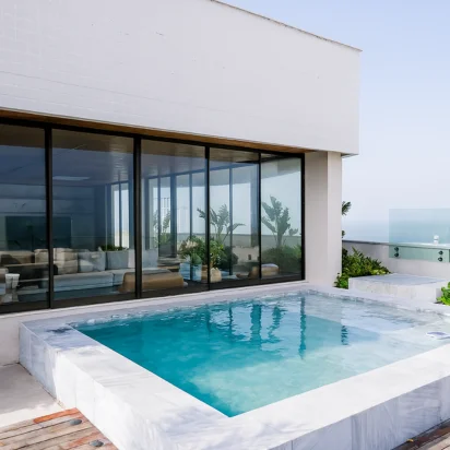 Cobertura por MC + Arquitetos - Roll Door Company