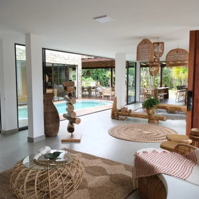 Integração com área da piscina - Roll Door Company